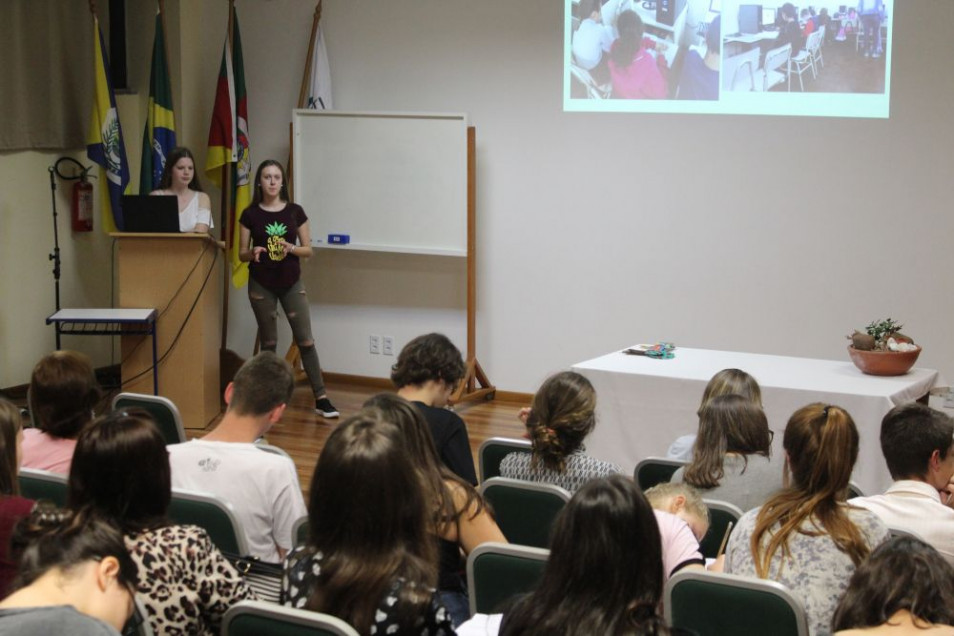 Turma do 3º ano apresenta resultados do pré-estágio em Seminário