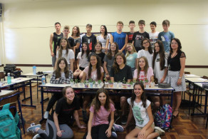 Turma do 8º ano B transforma copos de café em vasinhos de planta