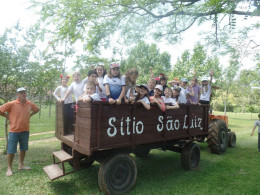 Turmas do Ensino Fundamental visitam o Sítio São Luiz, em Lomba Grande
