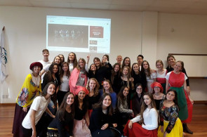 Diferentes etnias são apresentadas durante atividade do Curso Normal