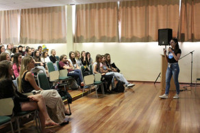 Ex-aluna apresenta trabalho sobre o Haiti para turmas da instituição