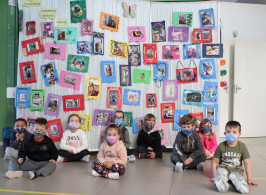 Molduras com fotos dos meses de distanciamento acolhem o retorno das turmas