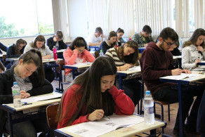 Estudantes realizam simulados de preparação para o ENEM