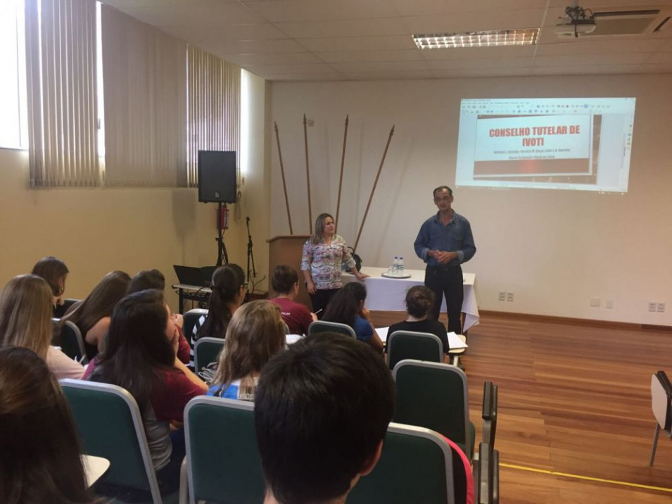 Alunos do Curso Normal assistem palestra do Conselho Tutelar