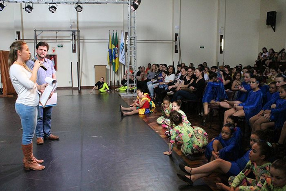 Encontro de danças da Rede Sinodal no Instituto Ivoti