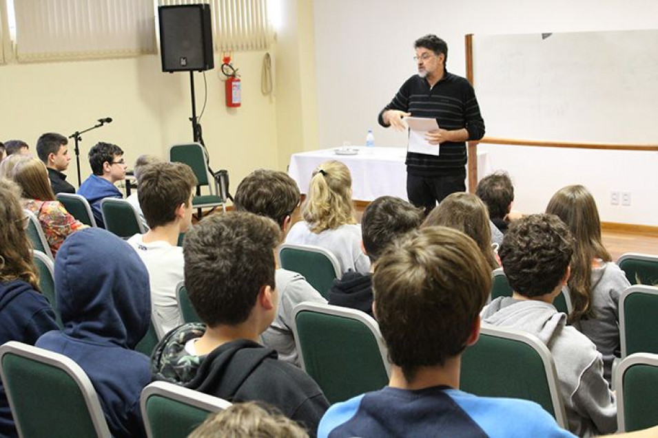 Estudantes recebem visita do escritor Walmor Santos