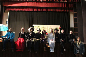 Estudantes assistem ao teatro Die drei Räuber da turma do IFPLA