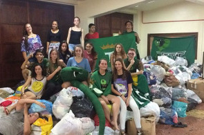 Alunos arrecadam ceca de 30 mil peças de vestuário para doação