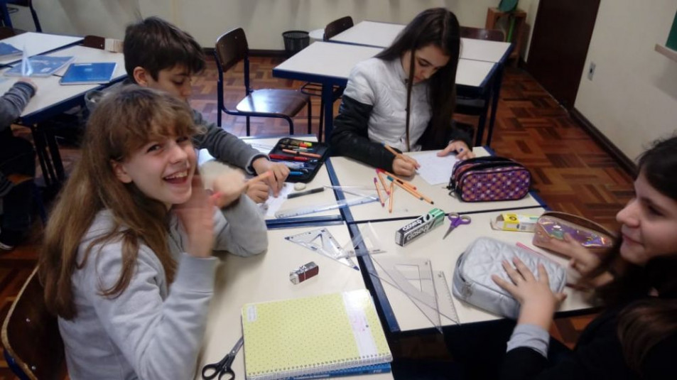 Turma cria jogos de tabuleiro usando conceitos geométricos