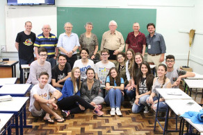 Ex-alunos participam de encontro na disciplina de Leitura de Mundo