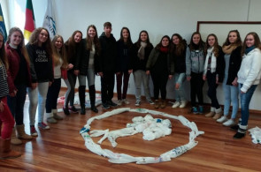 Turma recria obras com material reciclável