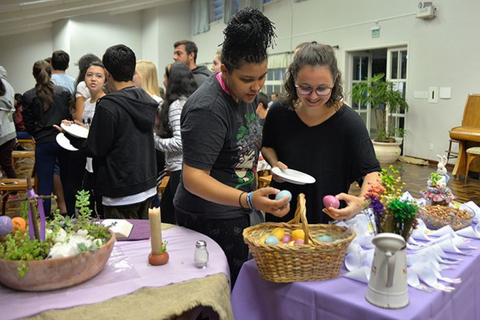 Café da manhã festivo para os alunos da Moradia Escolar