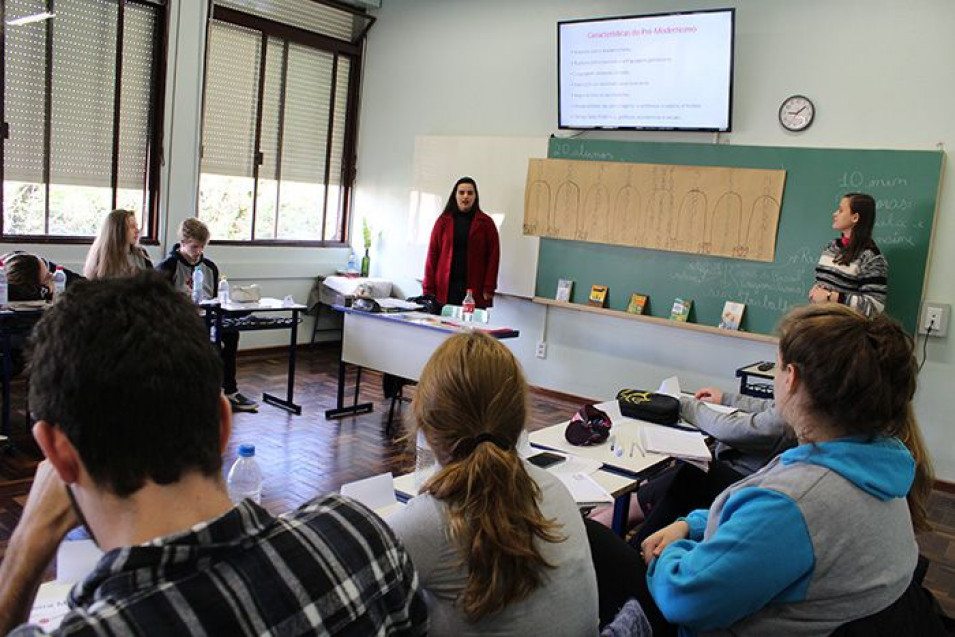 Laboratório de Ensino leva acadêmicos para a Sala de Aula