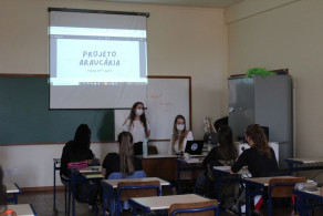 Egressa apresenta projeto de araucárias desenvolvido durante estágio