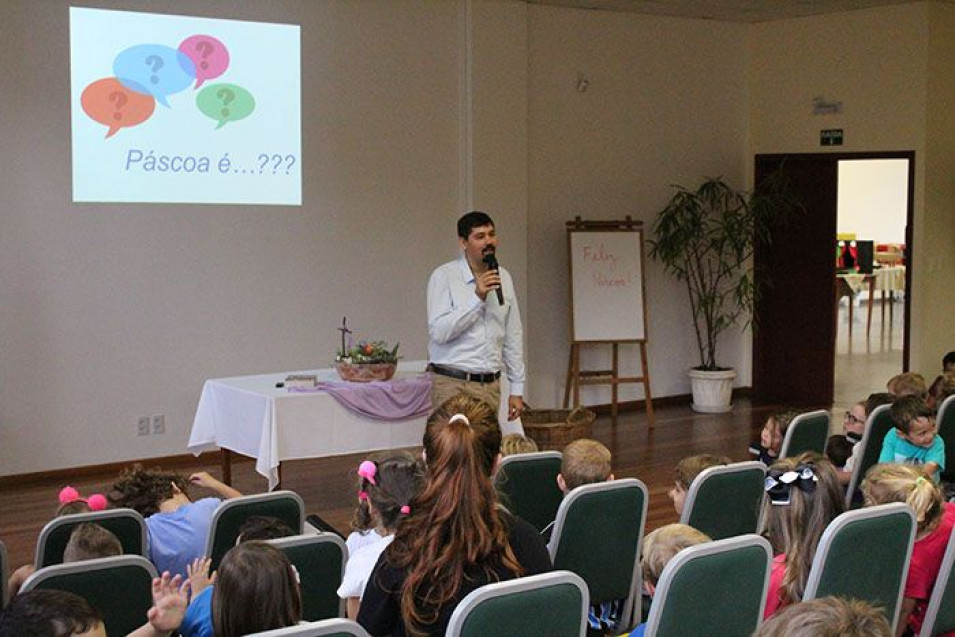 Alunos participam de reflexão sobre a Páscoa