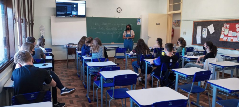 Formanda do Ensino Superior realiza Estágio em turma do NAI