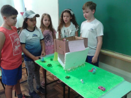 Sarau de poemas e maquetes encerram projeto do 4º ano