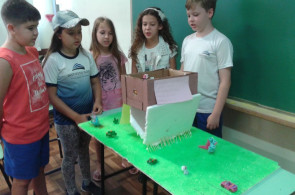 Sarau de poemas e maquetes encerram projeto do 4º ano