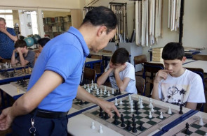 Jogos simultâneos de Xadrez com desafiantes convidados