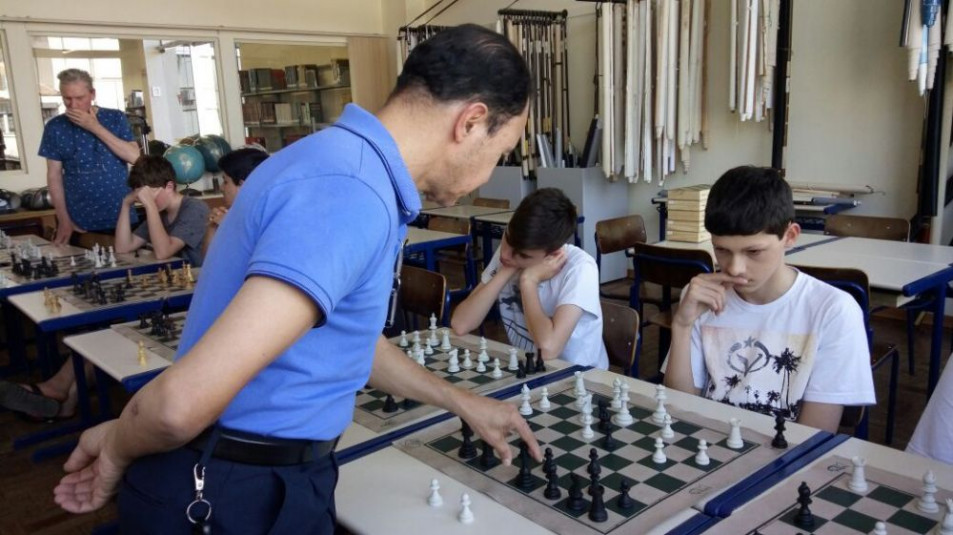 Jogos simultâneos de Xadrez com desafiantes convidados