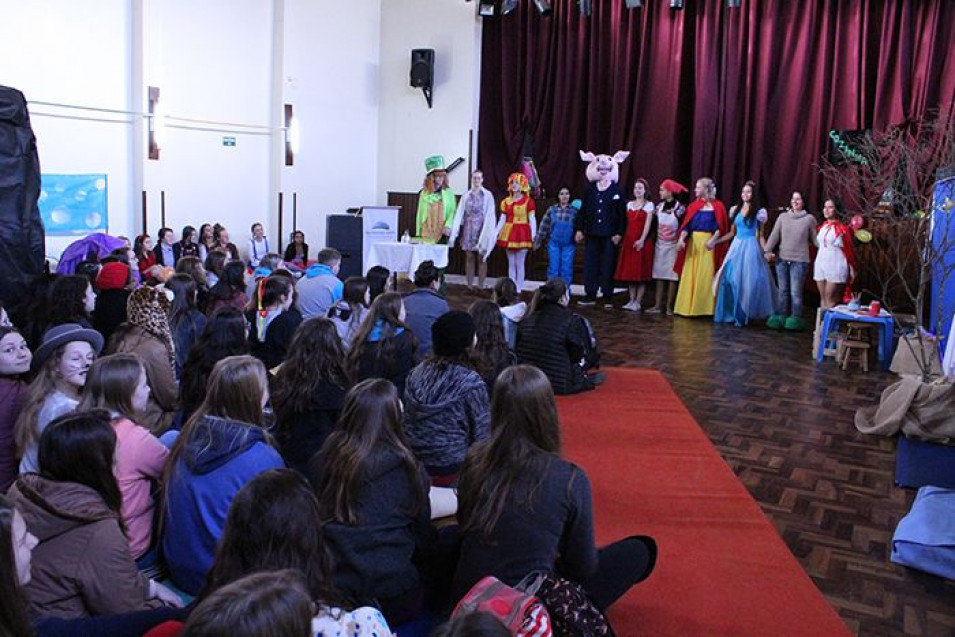 Mundo de faz de conta no Seminário do Curso Normal