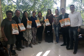 Coordenadora auxilia como jurada na Oktoberfest