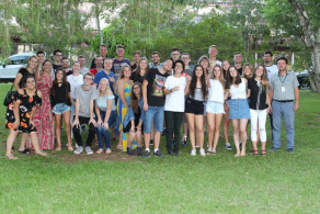 Vínculos: egressos de 2018 são recebidos para um Happy Hour