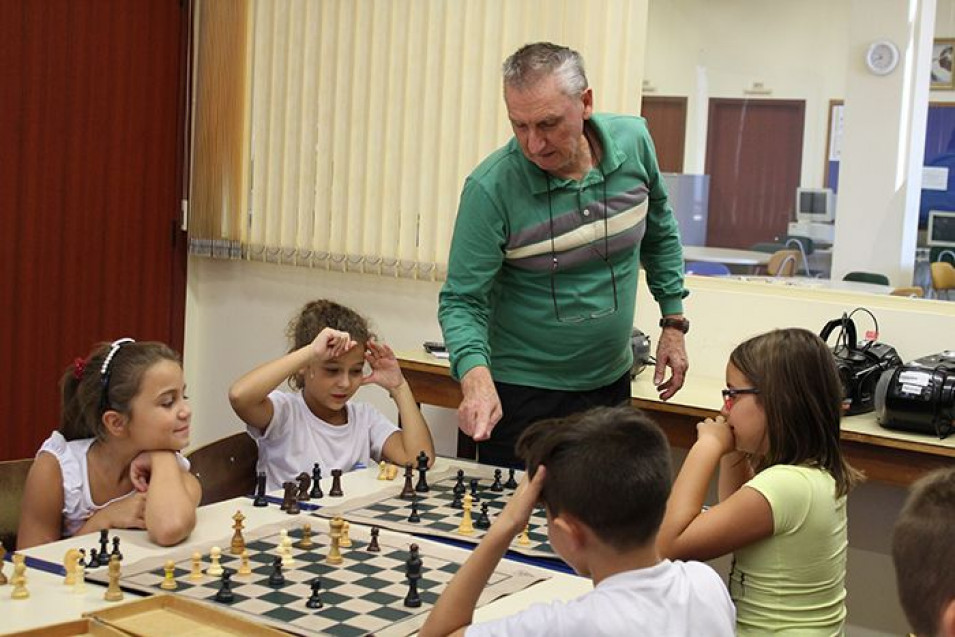 Alunos aprendem a jogar xadrez em sala de aula