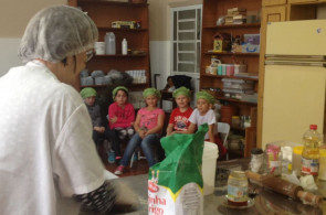 Alunos fazem bolachas de mel a pedido do coelho