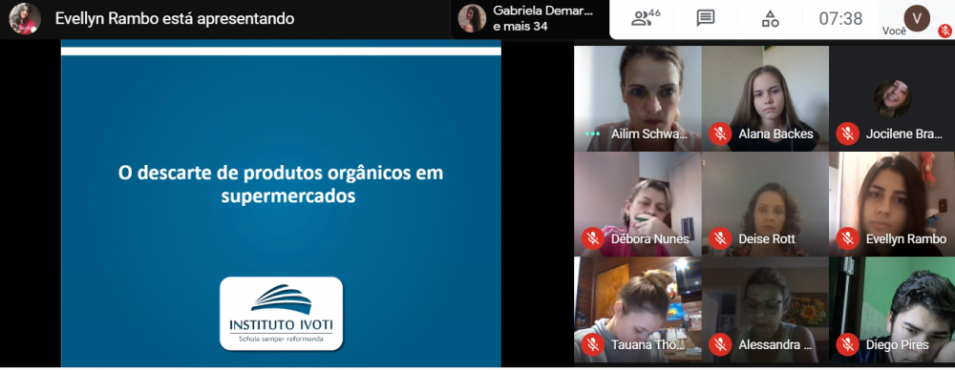 Turma do Curso Normal apresenta trabalhos para banca de avaliação