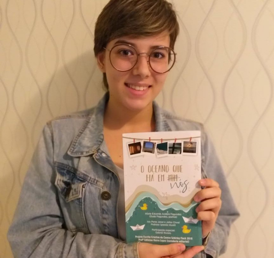 Aluna lança livro de poesias: O Oceano que há em nós