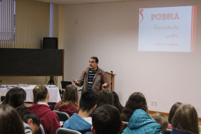 Escritor de livros infantis conversa com alunos do Curso Normal