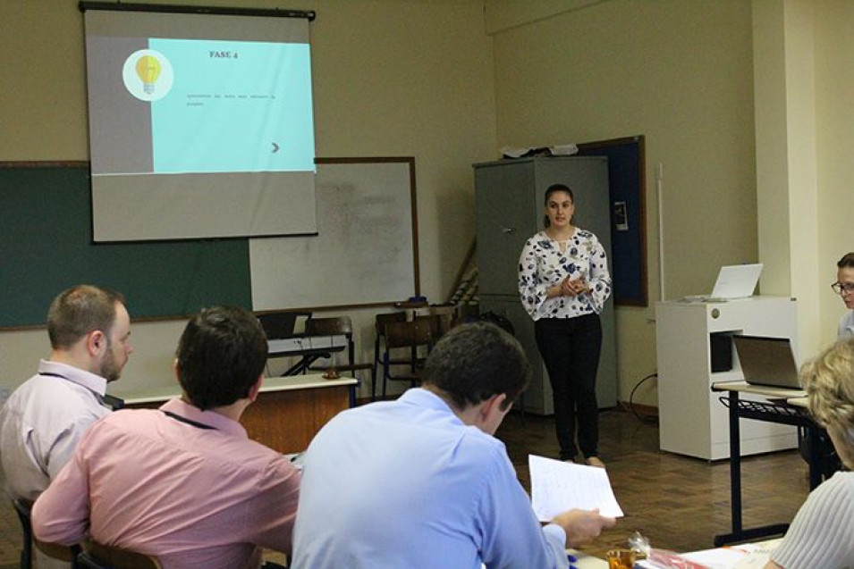 Acadêmica apresenta trabalho para Equipe de Orientação Educacional