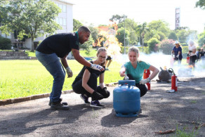 Integrantes da Brigada de Incêndio participam de treinamento