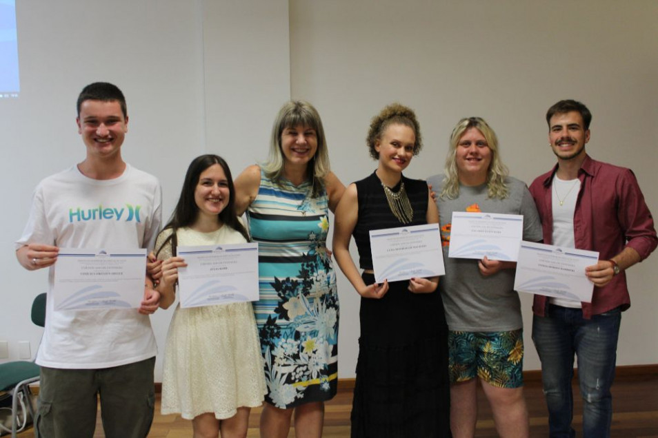 Turma de sete alunos recebe certificado de Nível Avançado em Inglês