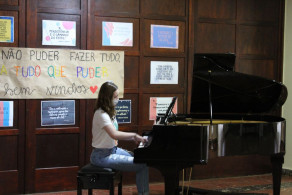 Primeira semana de retorno encerra com apresentação de piano