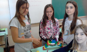 Turma constrói pequenas pontes com peças de Lego