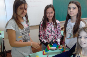 Turma constrói pequenas pontes com peças de Lego