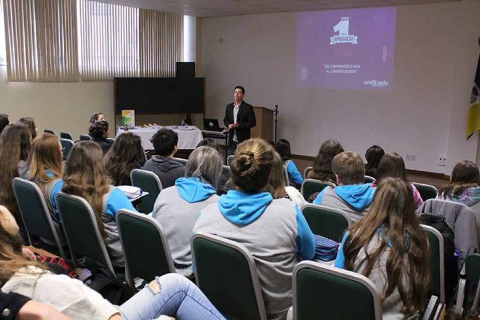 Terceiros anos têm palestra sobre universidades