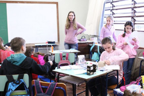 Materiais recicláveis viram brinquedos nas mãos dos alunos