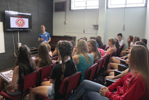 Alunos fazem trabalho voluntário como prática de sala de aula