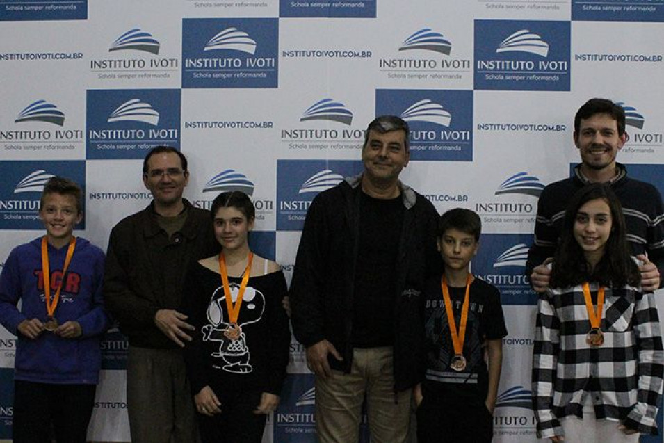 Estudantes recebem medalhas da Olimpíada Canguru