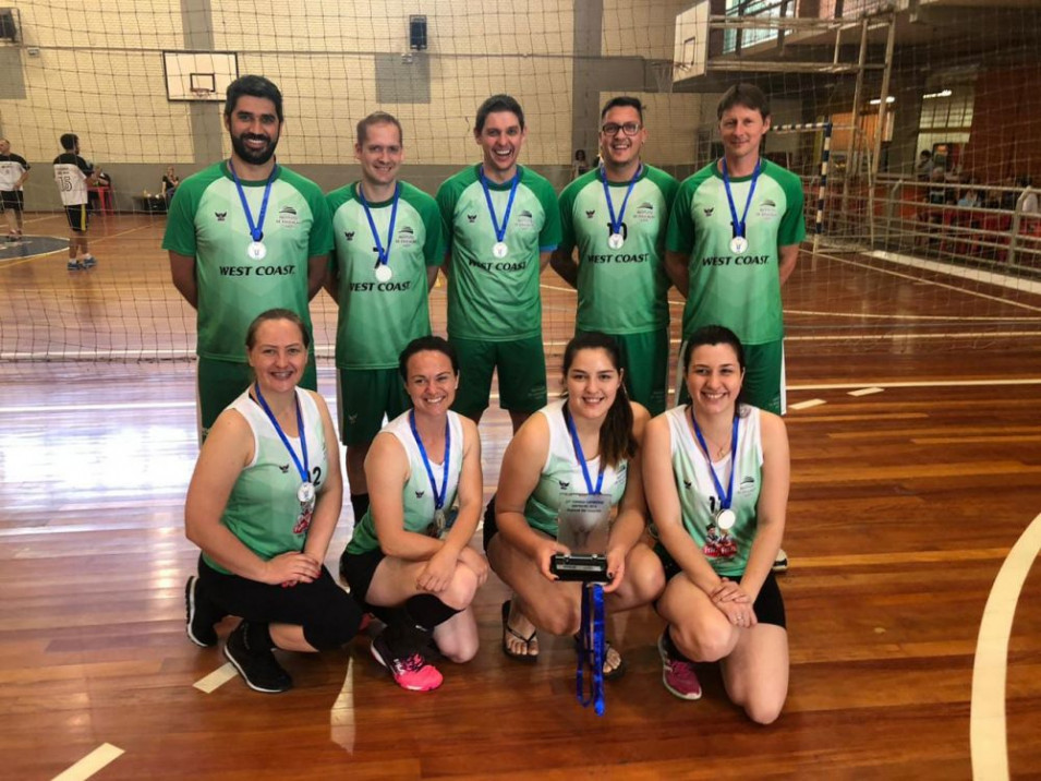 Time de colaboradores vence torneio de vôlei do SINPRO