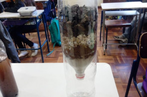 Turma do 6º ano constrói filtro de água na aula de Ciências