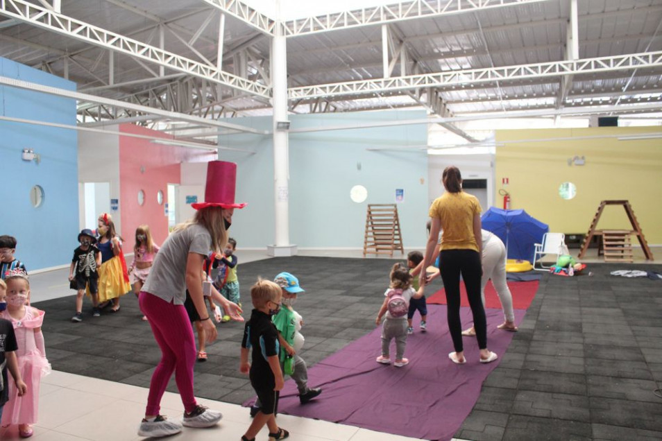 Crianças da Educação Infantil tem dia da fantasia na Colônia de Férias