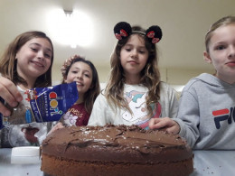 Aula de alemão com Bolo de chocolate preparado pelas alunas