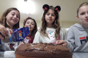 Aula de alemão com Bolo de chocolate preparado pelas alunas