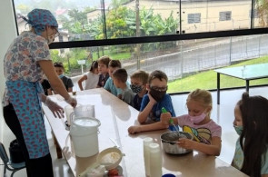 Crianças aprendem receitas de suco e geleia utilizando goiaba