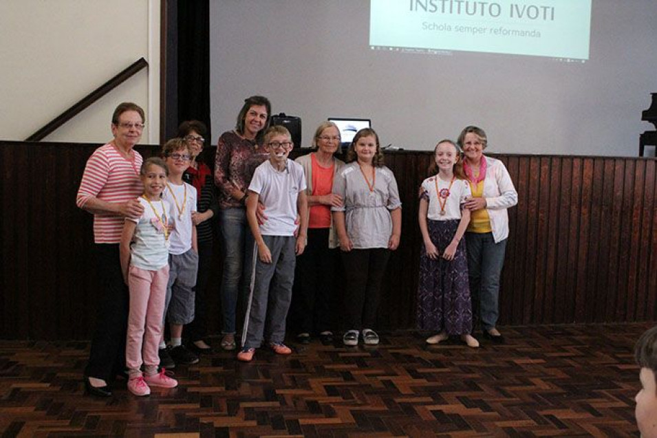 Alunos receberam medalhas da Olimpíada de Astronomia e Matemática