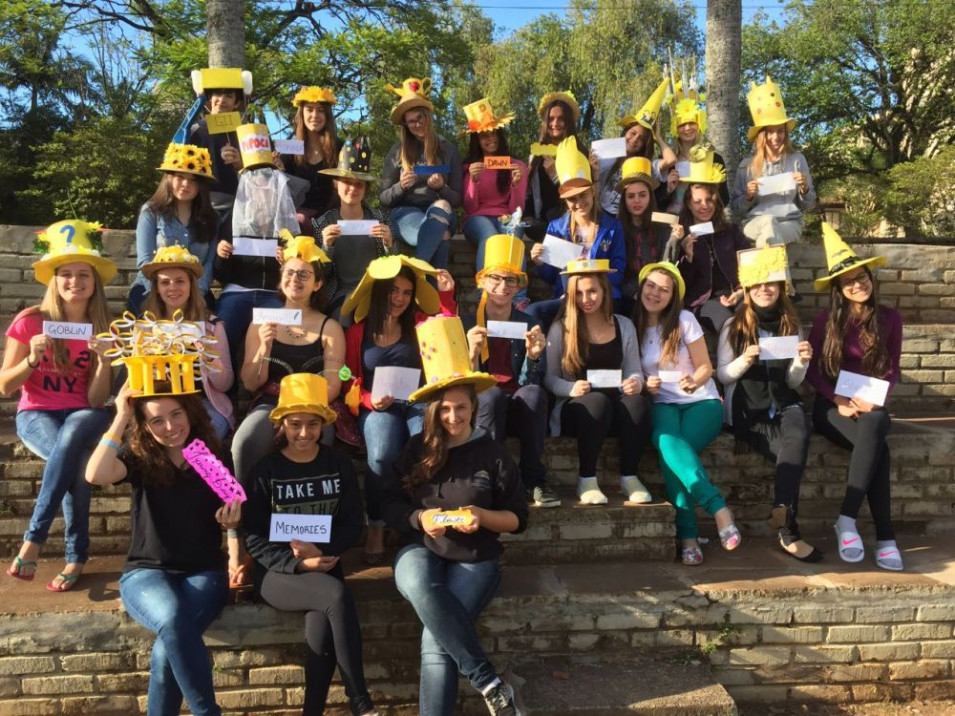 Turma produz chapéus inspirados em livro infantil